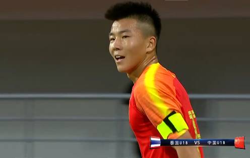 国青0-2泰国！两后卫撞一起为对手开路看看门将这低级失误