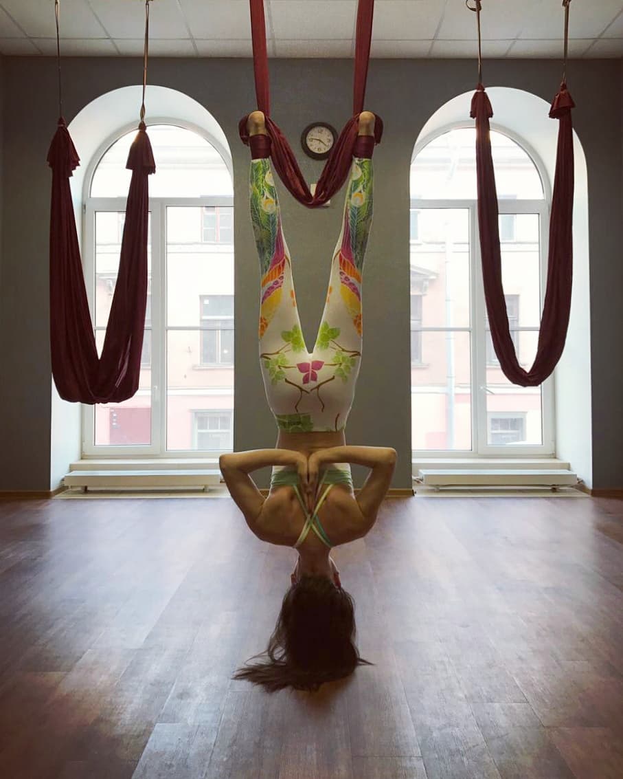 一群女性瑜伽倒立训练,空中瑜伽倒立最简单的方法