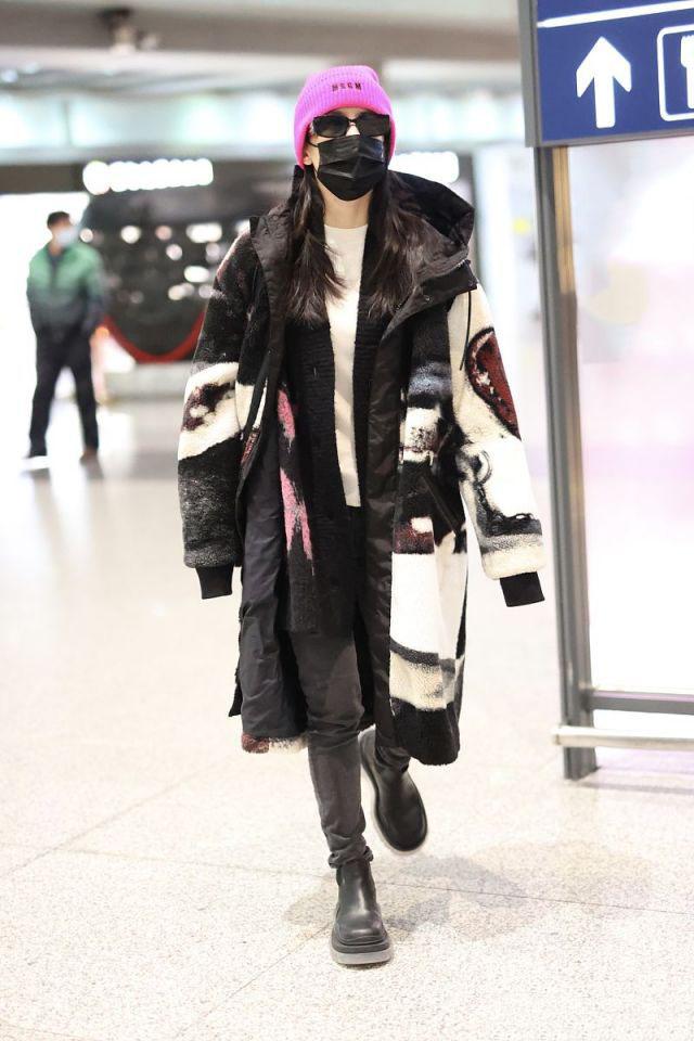 黄圣依富贵典雅美得惊艳,黄圣依穿呢子大衣图片