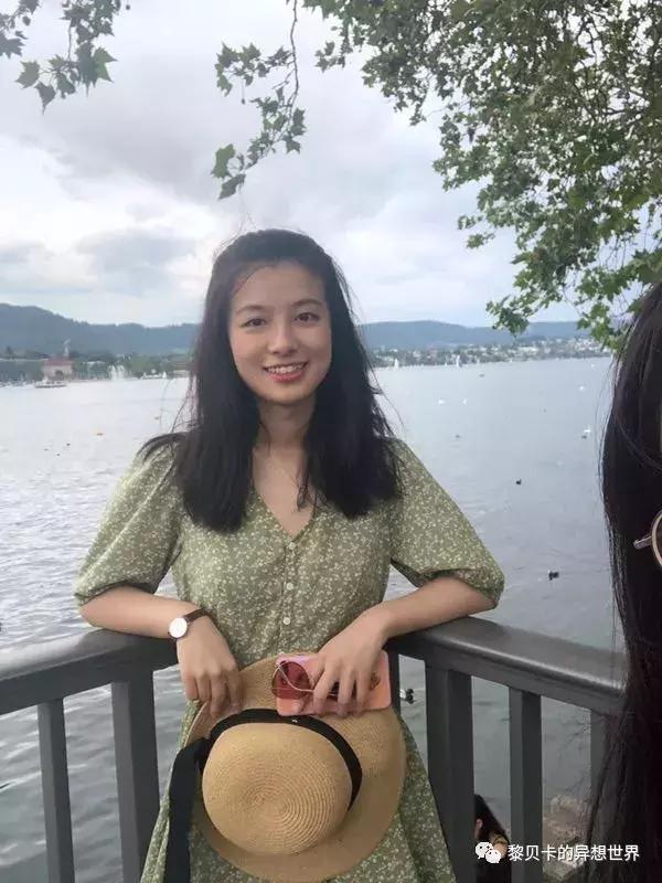 她们穿的连衣裙,她们穿的花裙子