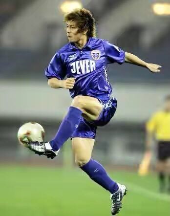 37岁足球小将汪嵩，勤奋低调自律，技术特点鲜明