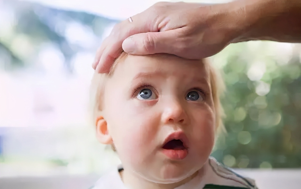 宝宝冬天也会“中暑”？冬季给娃穿衣，一摸二看便知是否够