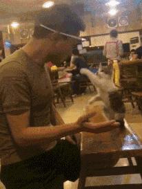 路边的现金及东西不要乱捡,在路边捡到钱但村里老人说不能捡