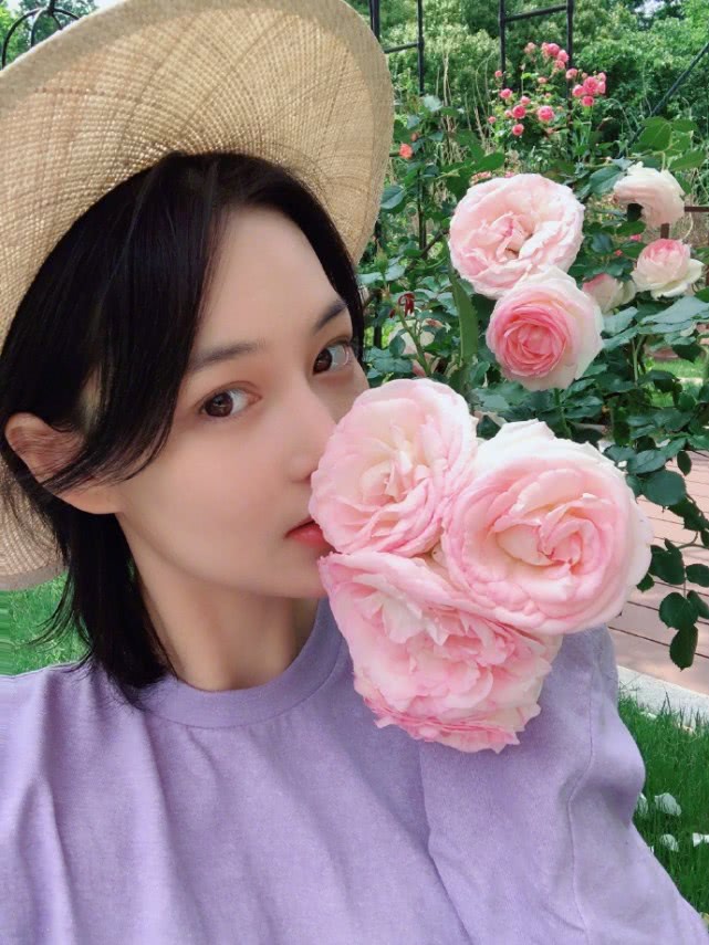 张馨予敷面膜徒手摘花，不惧被吐槽作秀，分享生活感悟满满正能量