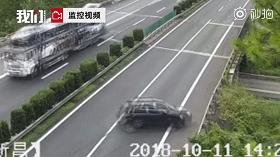 戴好头盔被汽车撞竟然没事的场景,一盔一带两车相撞有惊无险