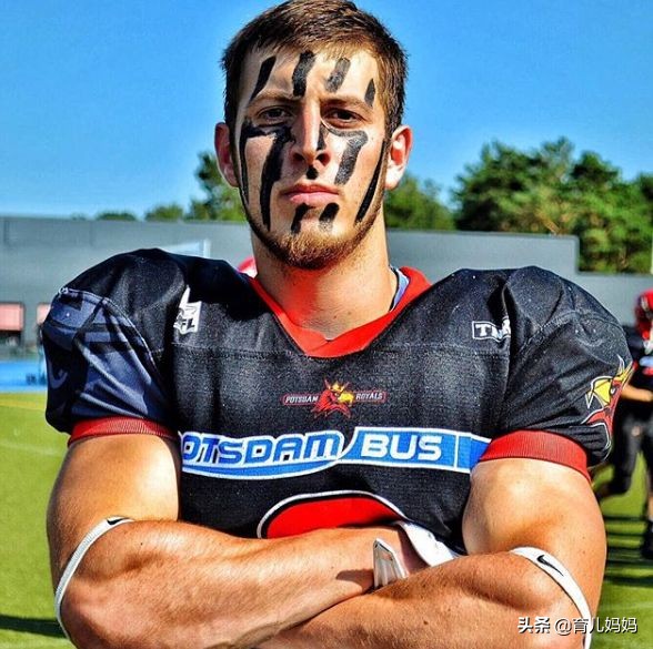 93岁奶奶恶搞27岁孙子一夜爆红！千万网友实力围观：奶奶太坑了！