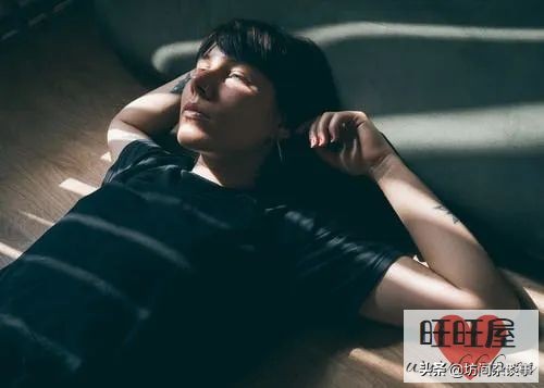 一个女人心被伤透了会有几种表现,女生心被伤透的表现