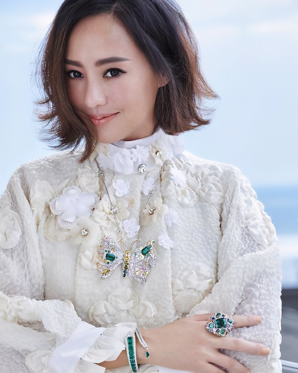 假名媛女孩，白富美人设崩塌，穷才是原罪？