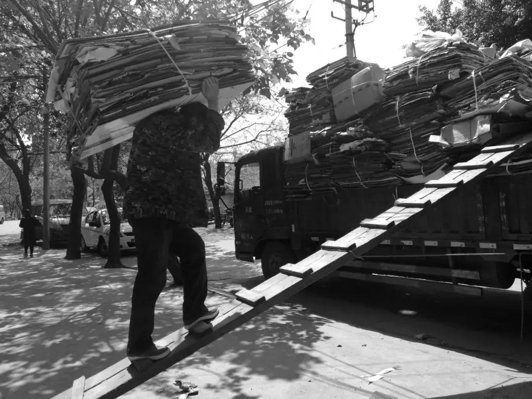 纸上的光影和字：6月30日，来看中国20位诗人的街拍摄影展