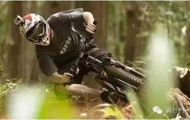 在长下坡路段控制车速最安全做法,下坡请注意小技巧