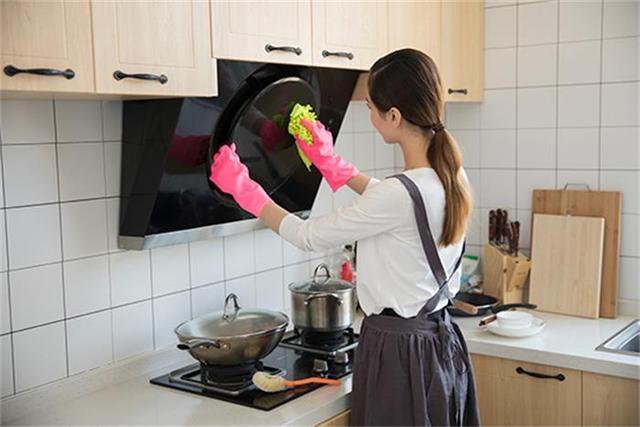 油烟机特别脏用什么方法处理最好,如何清理老式油烟机排气软管污垢