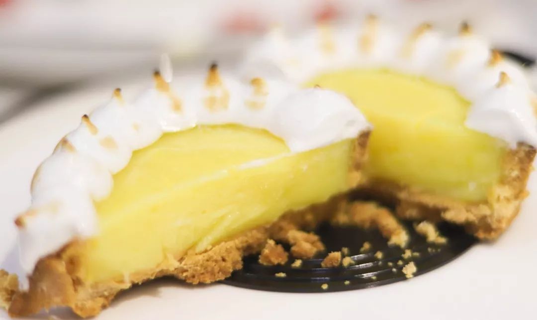 圆每个妹剂C的公主梦，这家店现在婚纱免费试，饮品+蛋糕请你食