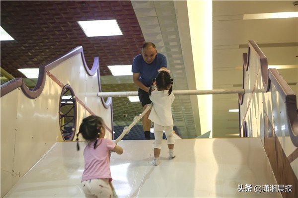 儿童游乐场摔伤家长上门讨说法,游乐场把小孩牙碰掉是谁的责任