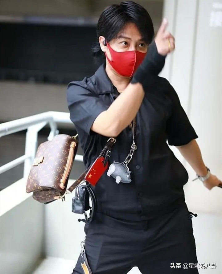 陈志朋穿凉鞋照,陈志朋穿靴子跳舞