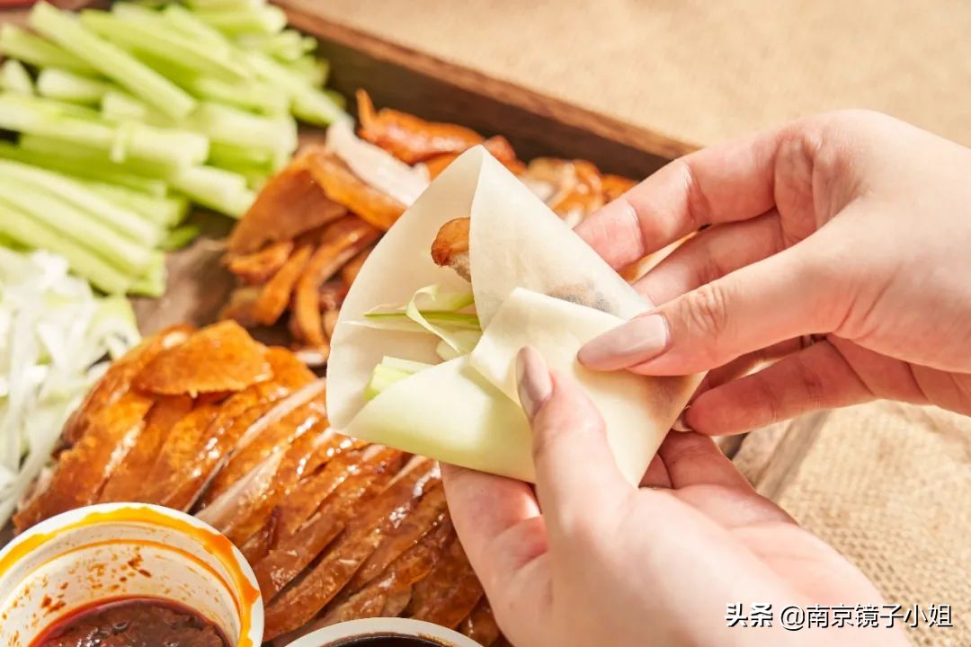 烤鸭最酥的一块鸭皮酥到了极点,味道纯正的烤鸭肉质鲜嫩