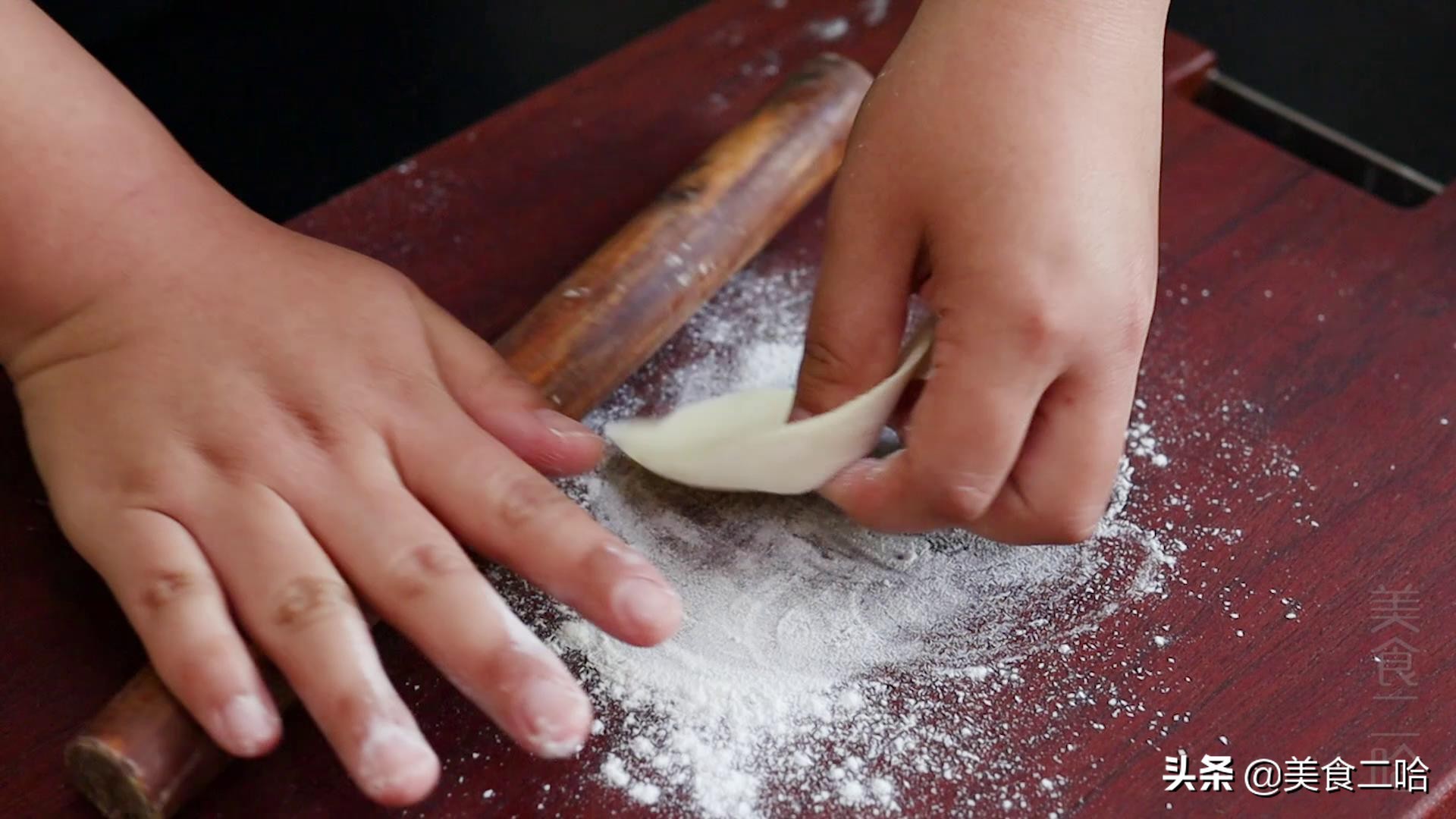 做锅贴的面粉水,烙锅贴怎么不糊底