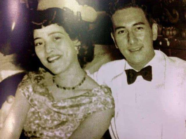 香港女子被犹太商人抛弃，生下两个孩子后，意外成为香港第一望族