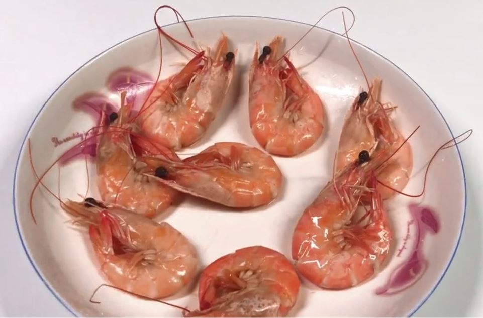 教你最快的剥虾皮方法，吃货朋友偷偷教我的，一大盘虾都不够你剥