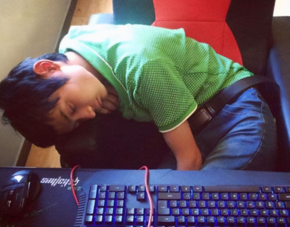 为什么网吧老板不会赶走蹭睡的人,网吧为啥老板从来不上网