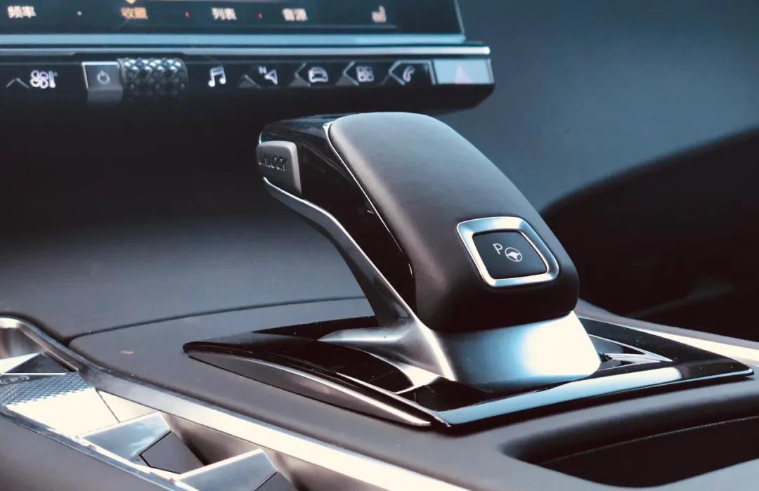 解锁小马路丨与来自时尚之都的DS7,望尽承载百年历史的外马路