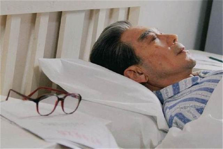 1976年周总理不幸逝世，毛主席流泪仰天长叹：恩来，你还是走了啊