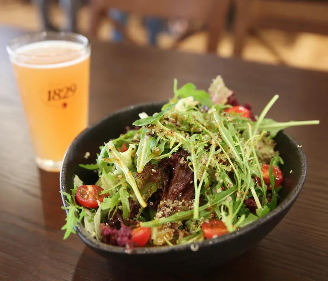 新店实探！通州西餐厅，德式烤猪肘，罕见大露台，20多款精酿啤酒