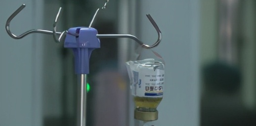 可乐当水喝15岁男孩患白内障,男子喝可乐20年尿毒症