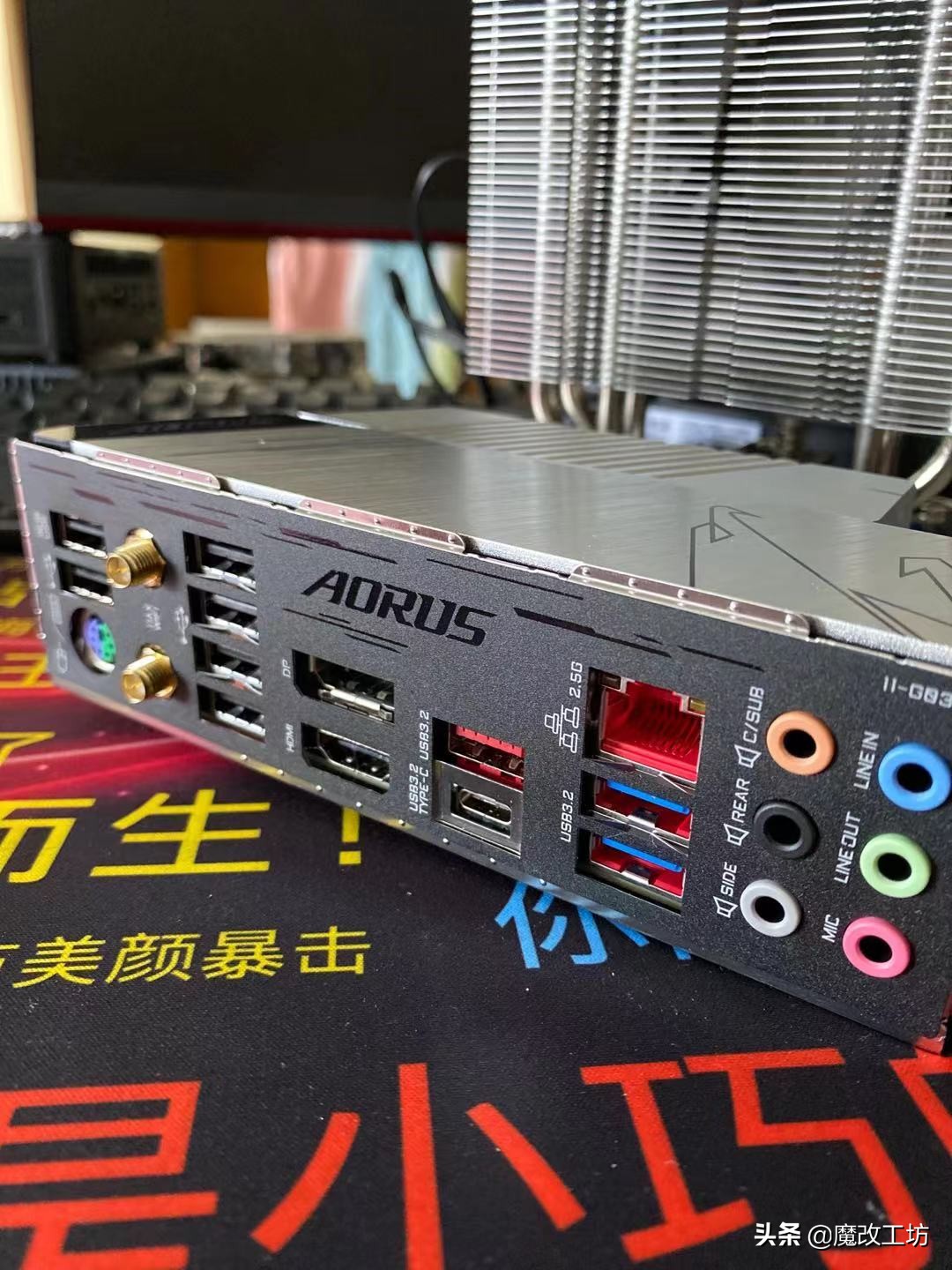 技嘉上I9翻车！99元B560M雪雕主板能白嫖？13相供电支持蓝牙WIFI