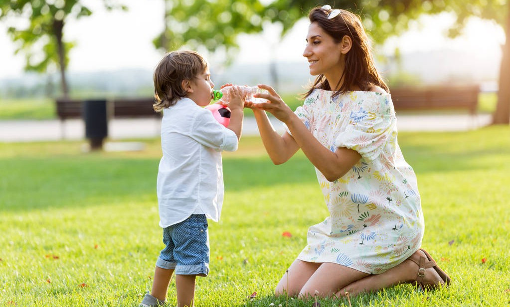 小孩不喝水可以喝什么饮料代替,小孩爱喝饮料用什么代替饮料好
