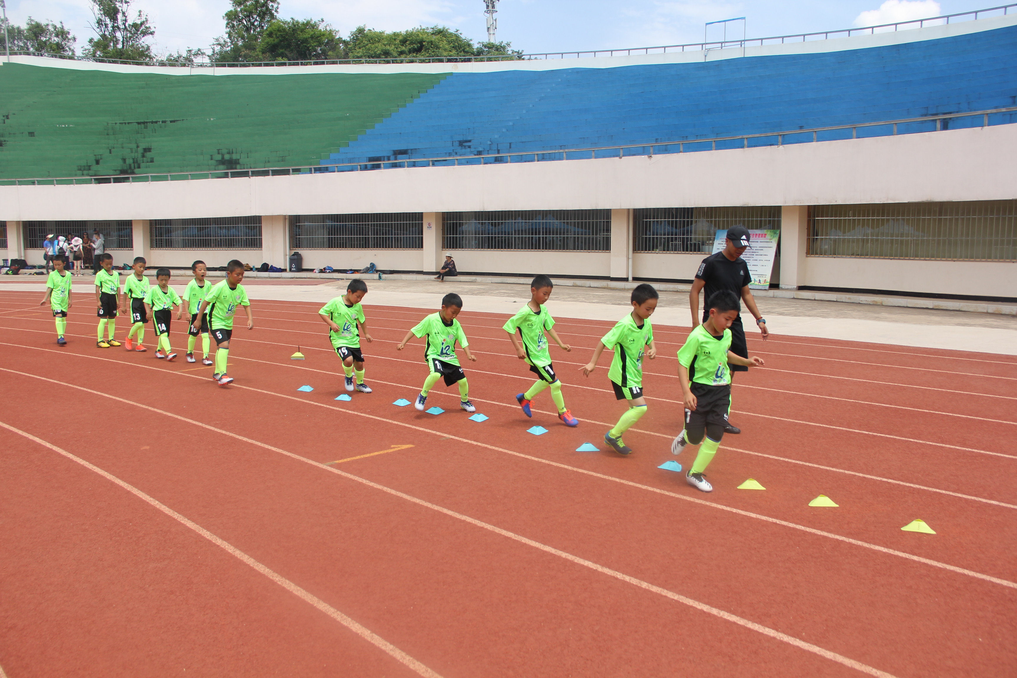 昆明奋进杯足球赛呈贡二小,昆明奋进杯足球赛打几个星期