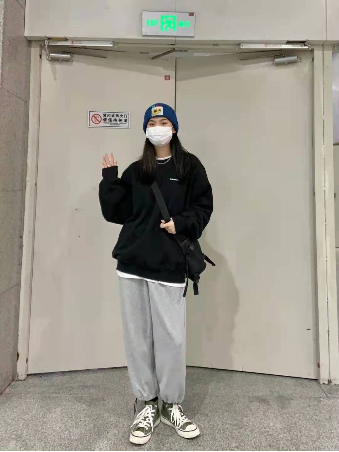 黑色上衣配什么颜色的裤子,黑色上衣配什么颜色的裤子更合适