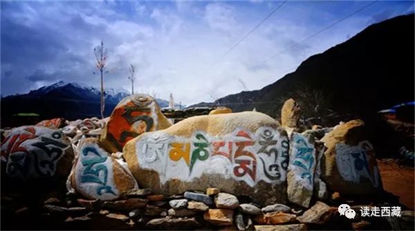 走青藏线翻越唐古拉山来到拉萨,西藏工布江达县的山脉