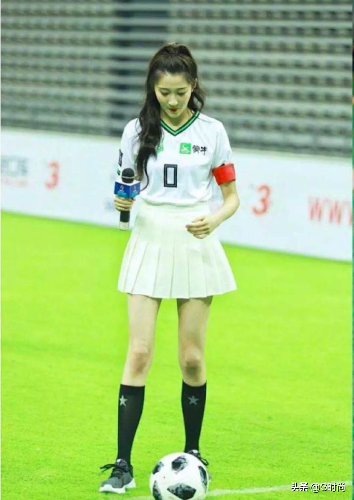 春季百褶短裙搭配不露腿,比较经典的百褶短裙搭配