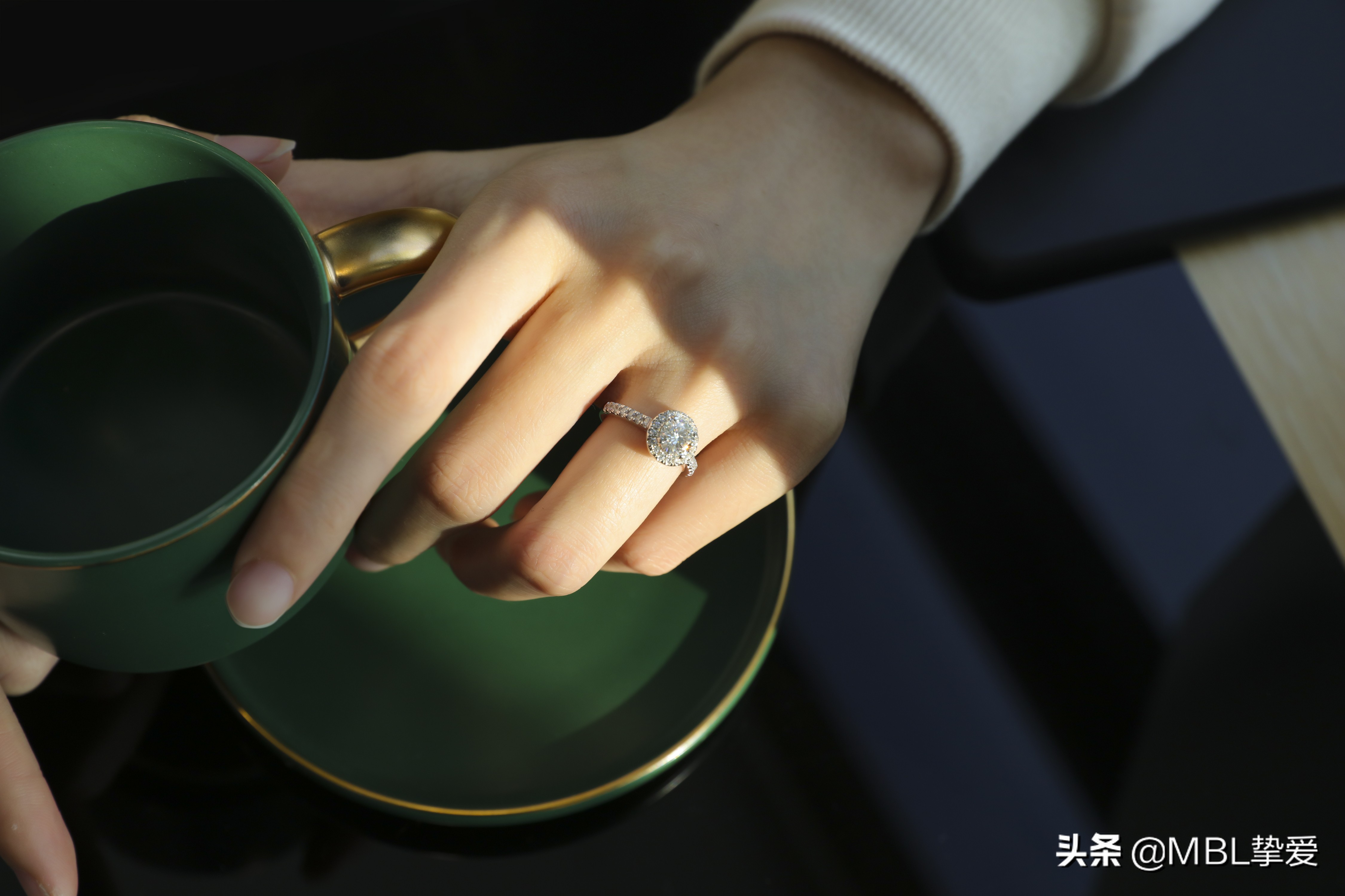 几百块钱的莫桑钻,莫桑钻经典四爪钻戒