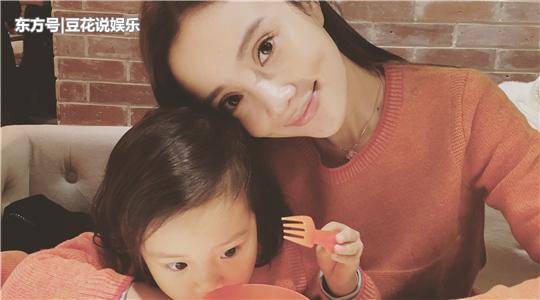 孙俪陪女儿臭美陪儿子踢足球，明星参加亲子活动都做什么？