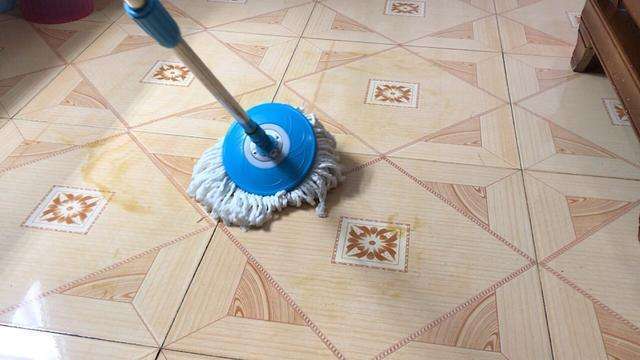 清水拖地不干净小妙招,保洁阿姨教你如何拖地