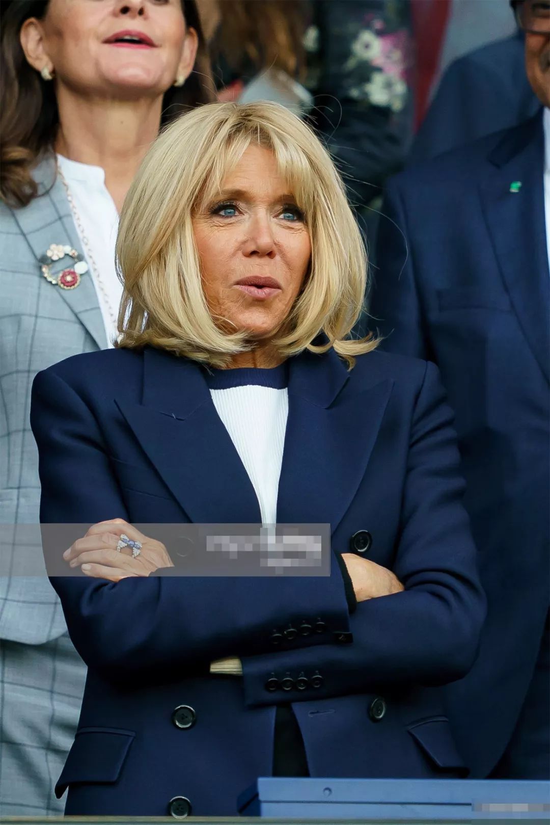 66岁法国第一夫人陪老公看球,双手抱胸气场足,马克龙竟变成陪衬