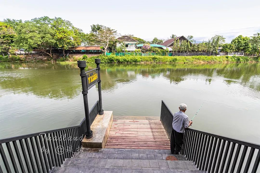 在泰国的“宝石之都”，珠宝街像菜市场，宝石摆地摊上出售