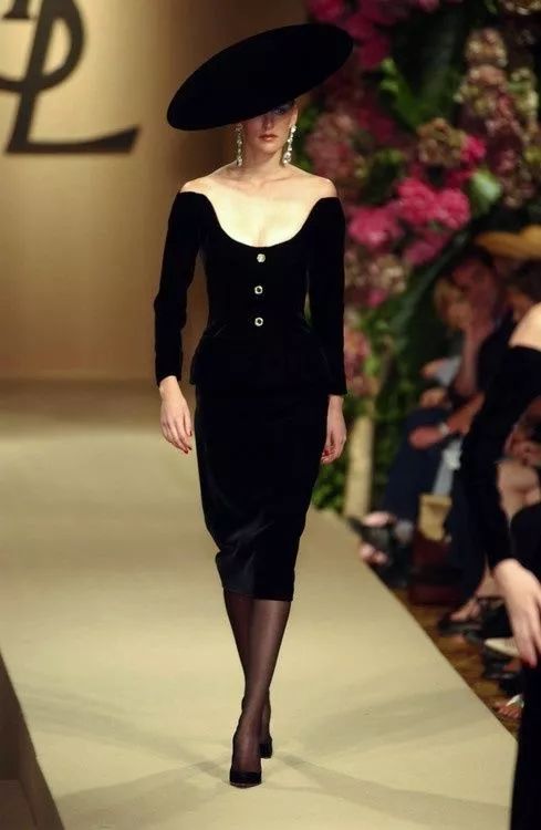 那个卖口红的YSL,教会女孩不色情的穿黑*袜丝**