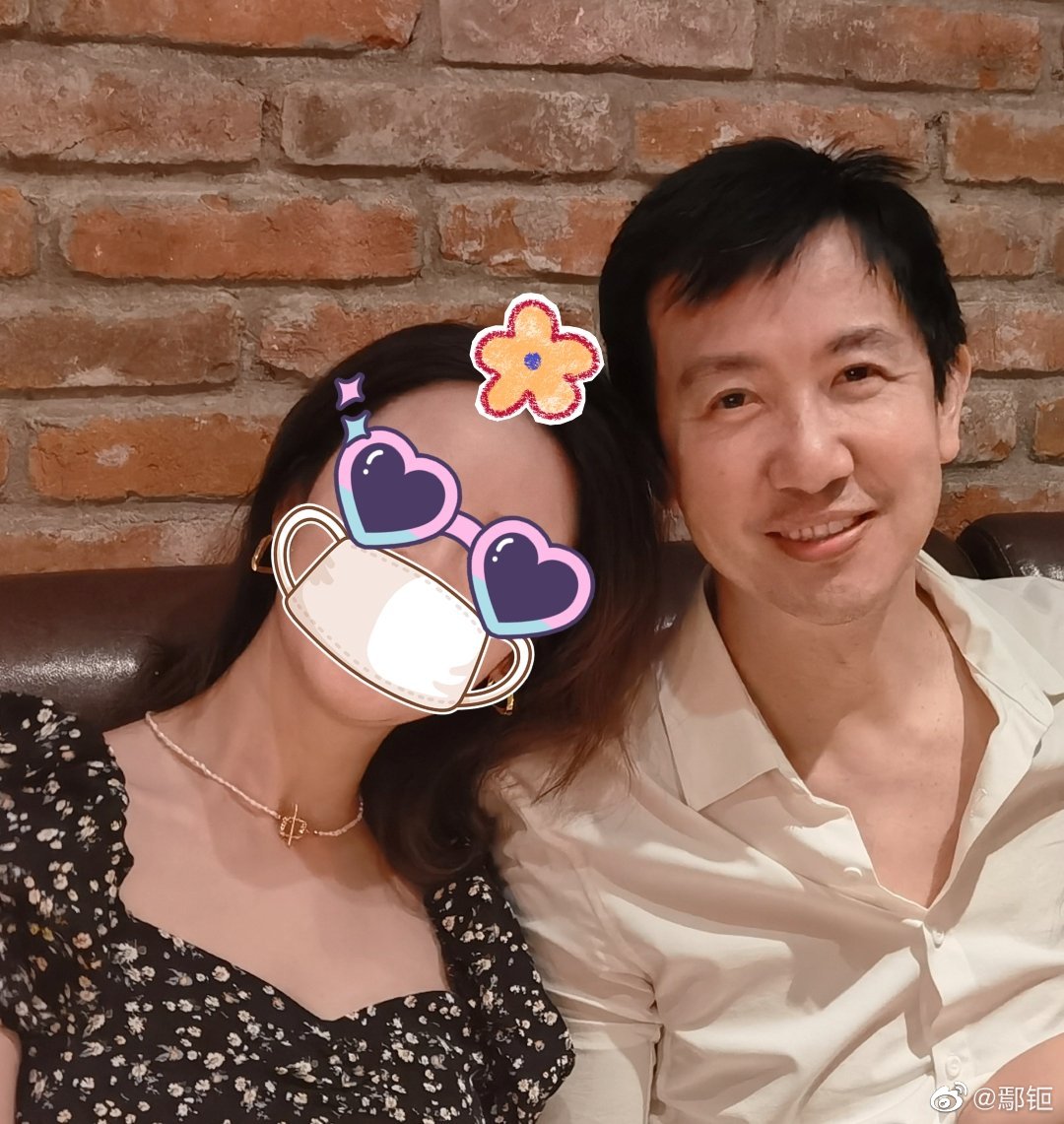 李呈媛人生大事,鄢颇与妻子李呈媛的全家福