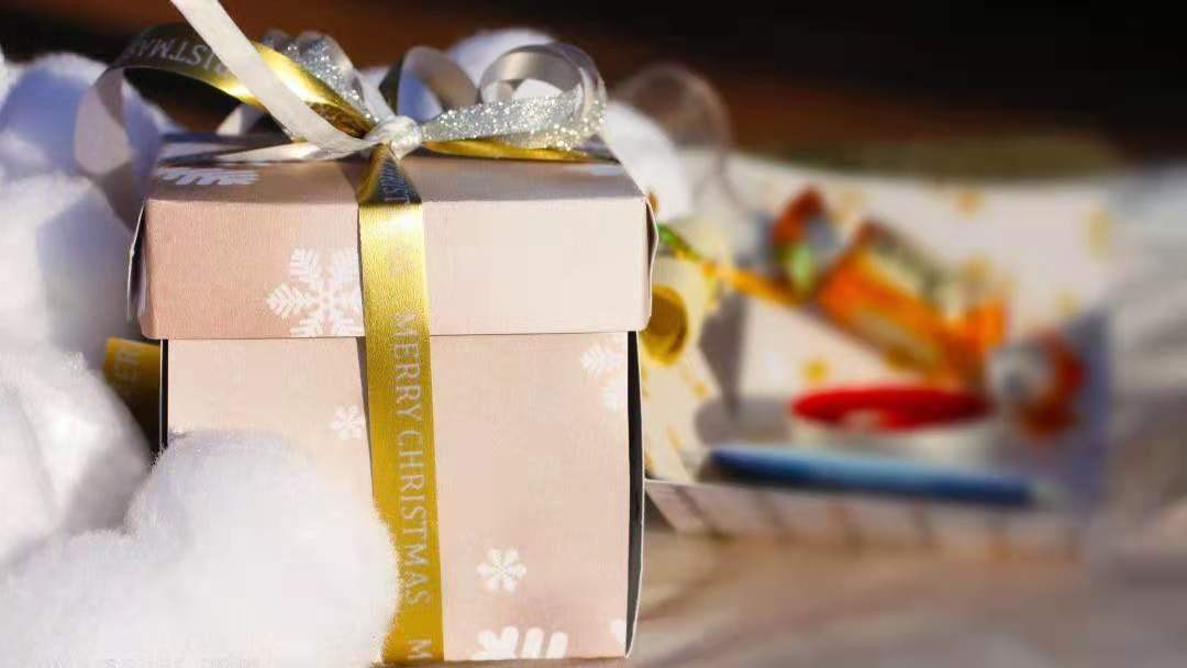 收到的礼物是假的要不要明说,收到假的礼物要直接说吗