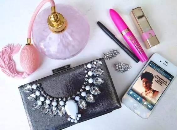 拿这个擦一擦包包，跟新买的一样