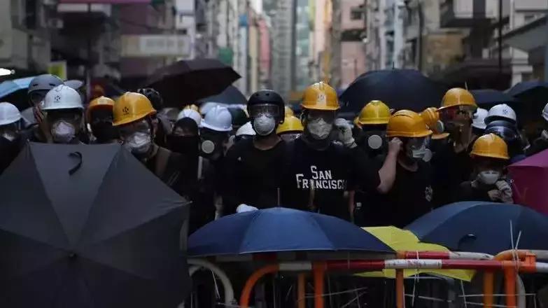 绝不向港独分子、外国势力和被误导民众妥协