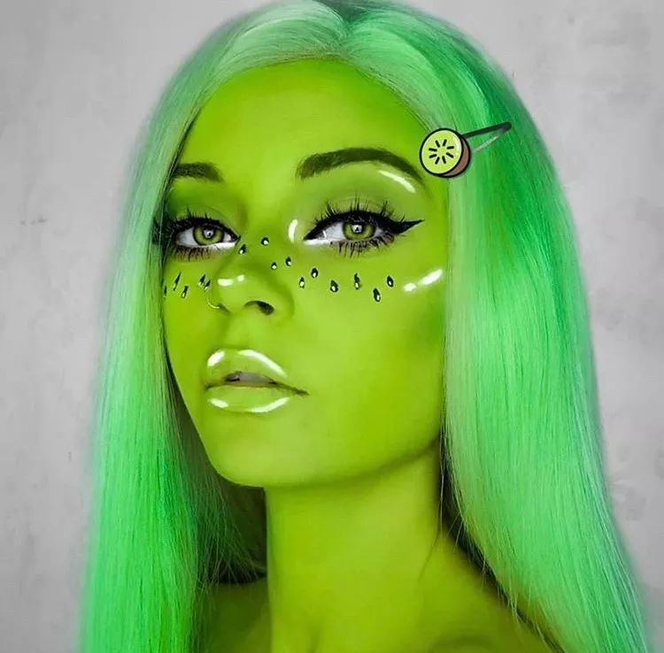 最流行显白的微潮色低调,显白又适合素颜的潮色