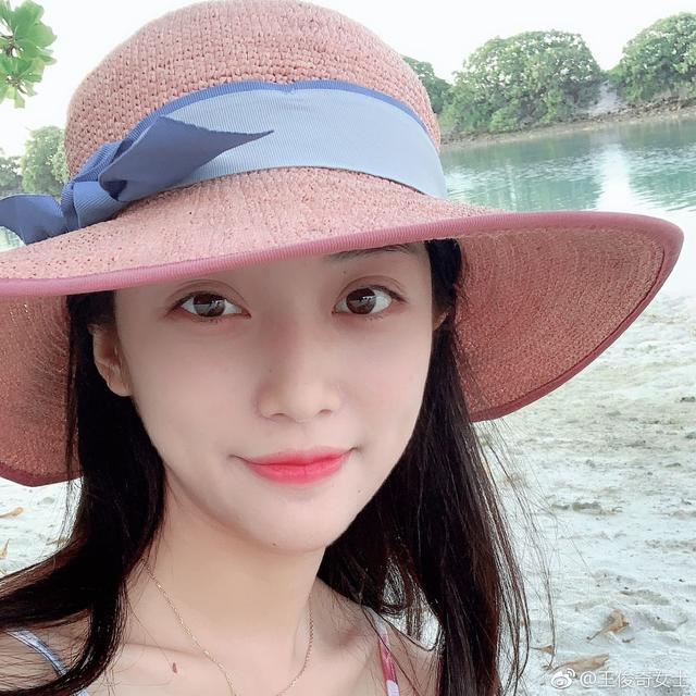 她是中乙最美女老板，美艳不输文筱婷，冲甲目标坚决