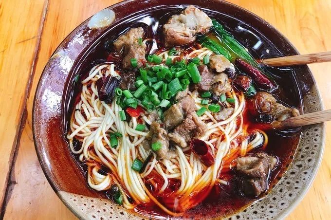 这几条美食街才是人气最旺的地方,最值得去的10条美食街