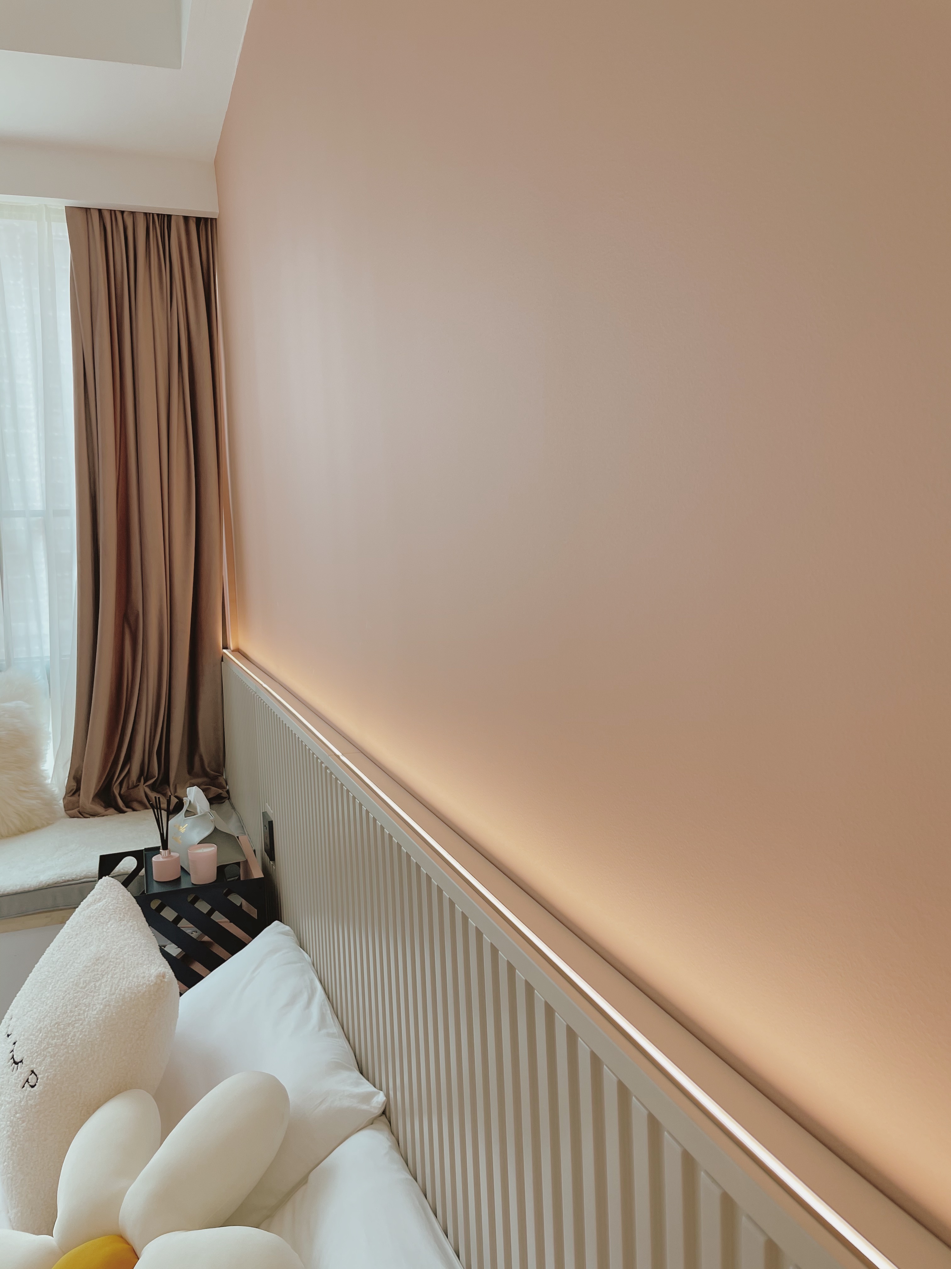 粉色格栅卧室背景墙,卧室背景墙是粉色搭配什么窗帘