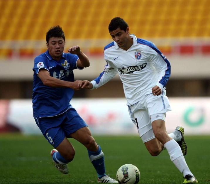 他坚守大连足球11年,陪伴连足起起伏伏!到头来却被激进球迷谩骂