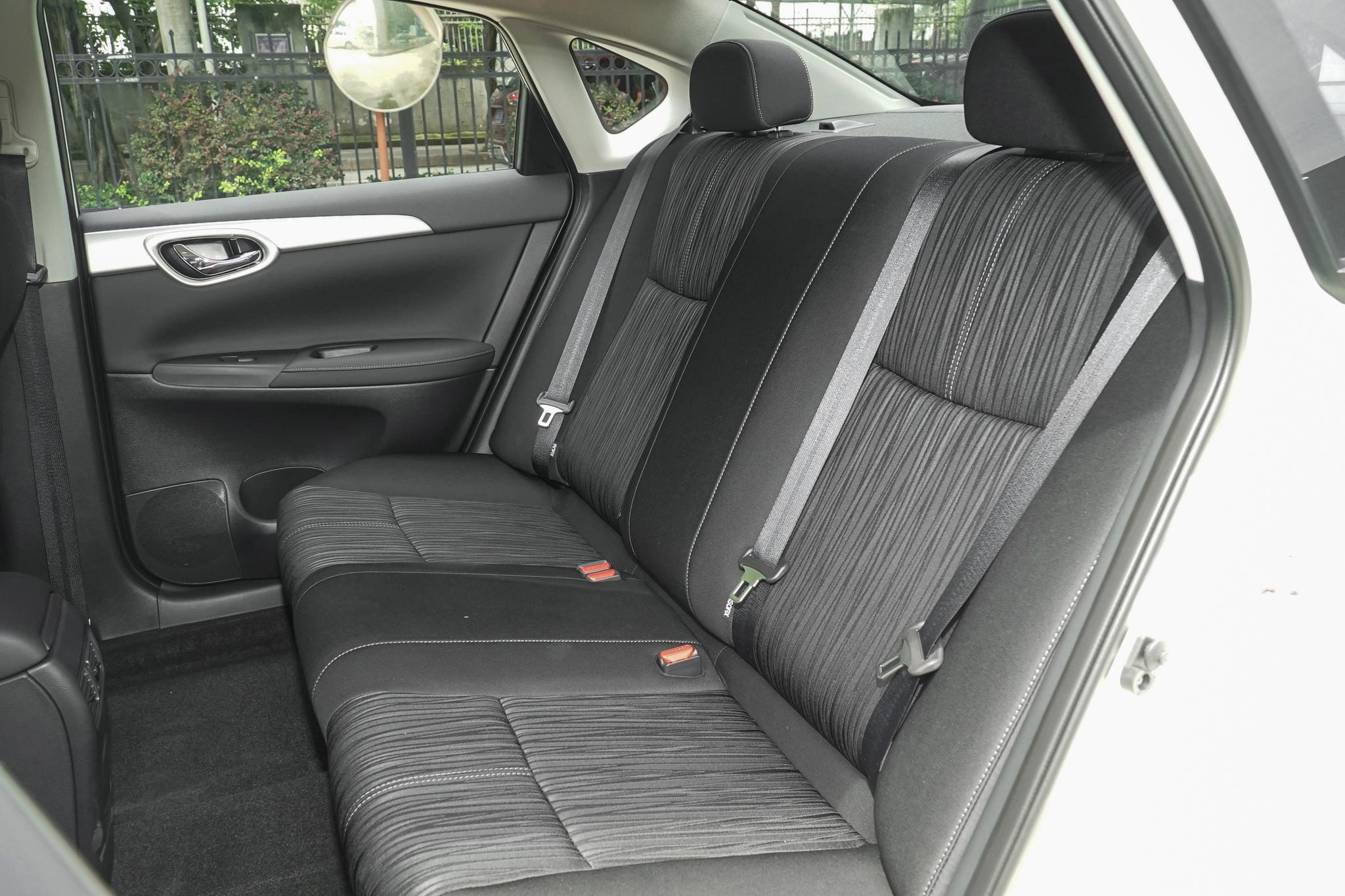 日产轩逸2018款1.6经典舒适版白色,试驾日产轩逸2015款自动cvt怎么样