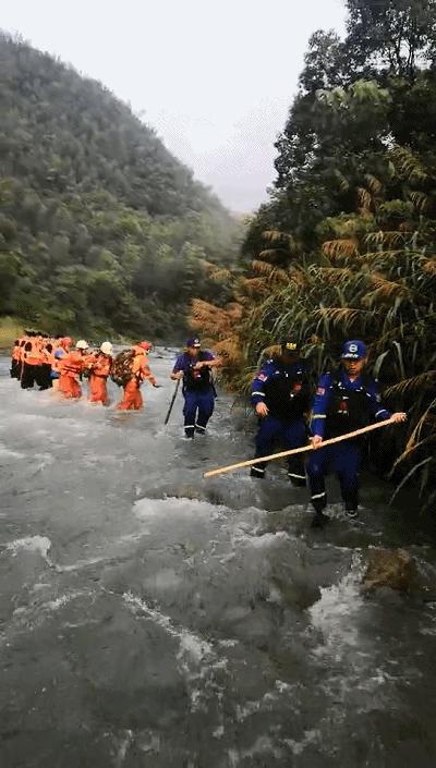 致敬最美逆行者白衣天使,致敬危难时刻的逆行者